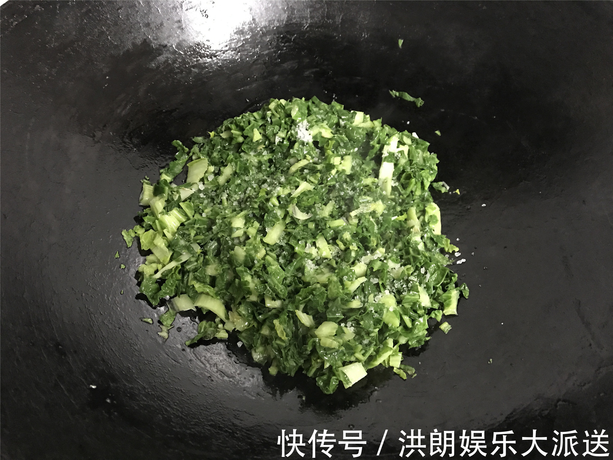 江南人家冬天必吃，饭菜一锅出，咸鲜软糯，连锅巴也不放过