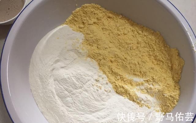 玉米面你最想不到的做法,比蒸馒头简单,像面包一样暄软好吃