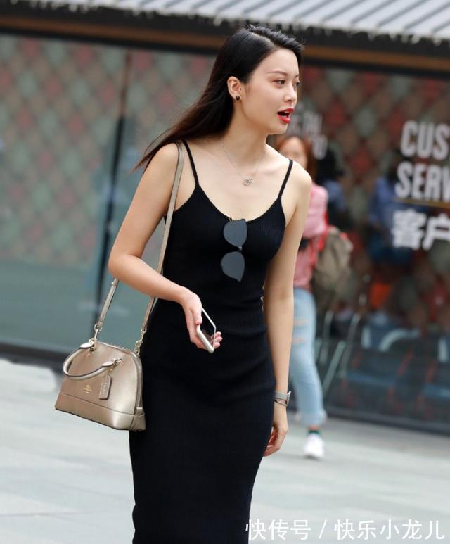 美女 牛仔裤彰显美女的优雅,搭配起来潇洒帅气,潮流又好看