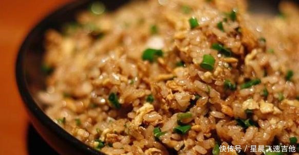 炒饭|做酱油炒饭，米饭不要直接下锅，多做1步，颜色好味道香，不粘锅！