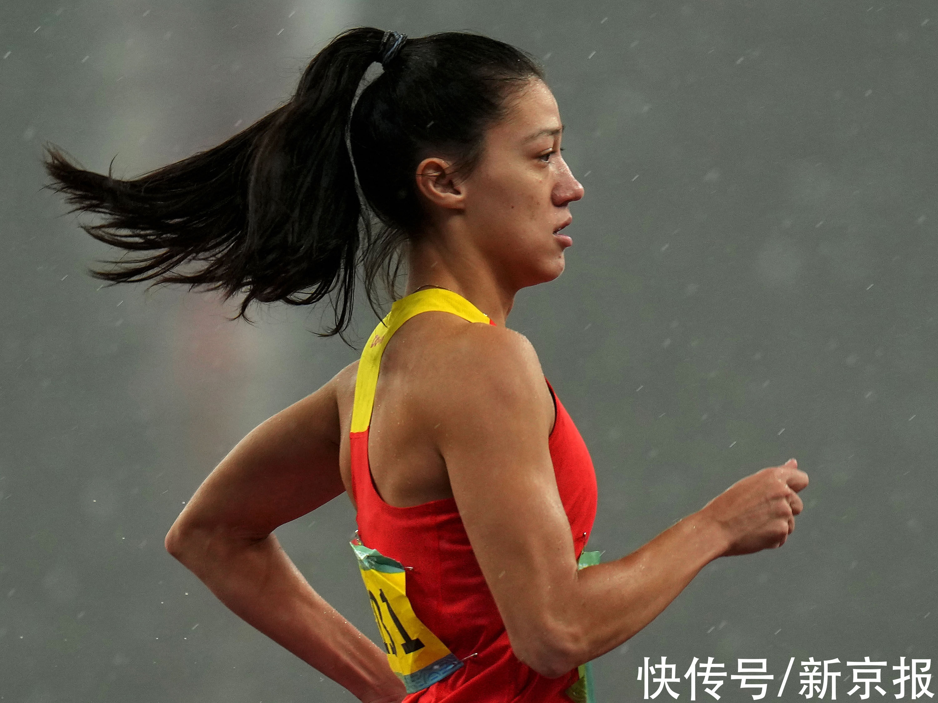 新华社|女子七项全能摘金，郑妮娜力致敬伟大的运动员