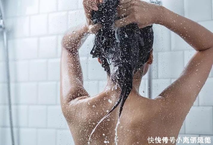 三伏天洗澡|三伏天洗澡，尽量避开三个时间段别不当回事，当心湿气不请自来