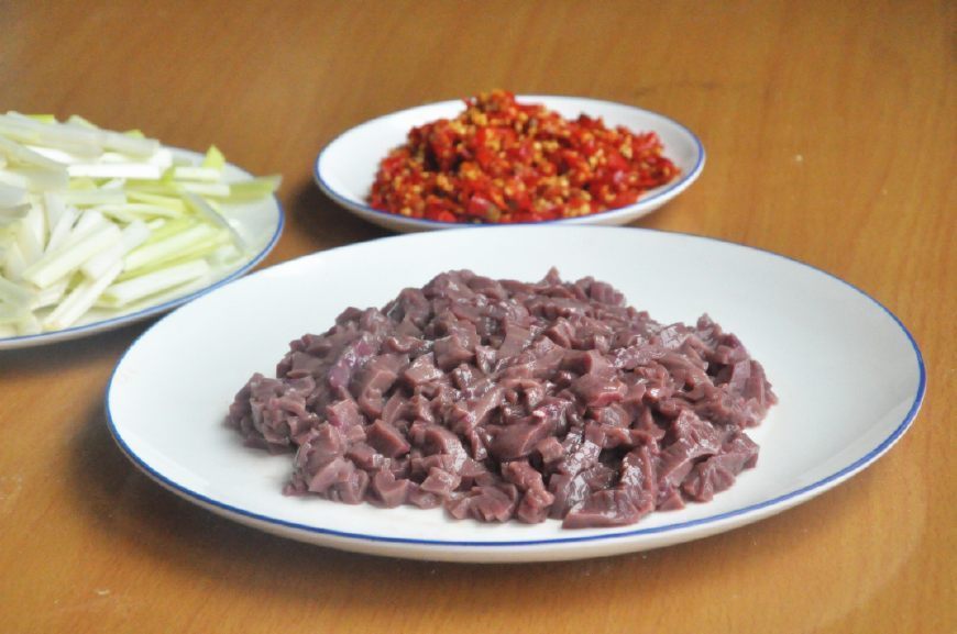 这菜贵是贵点,却是宴客的硬菜,鲜辣爽口,很多人爱吃却不会做