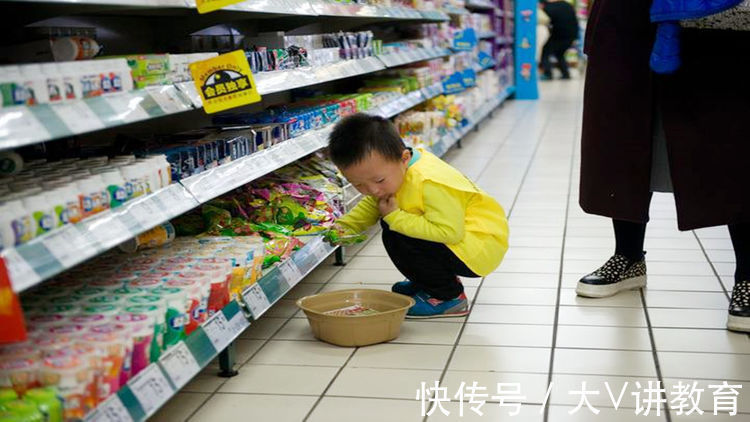 妈妈|家长买“边角料”给孩子吃,引发众人指责,穷父母只能养出自卑娃