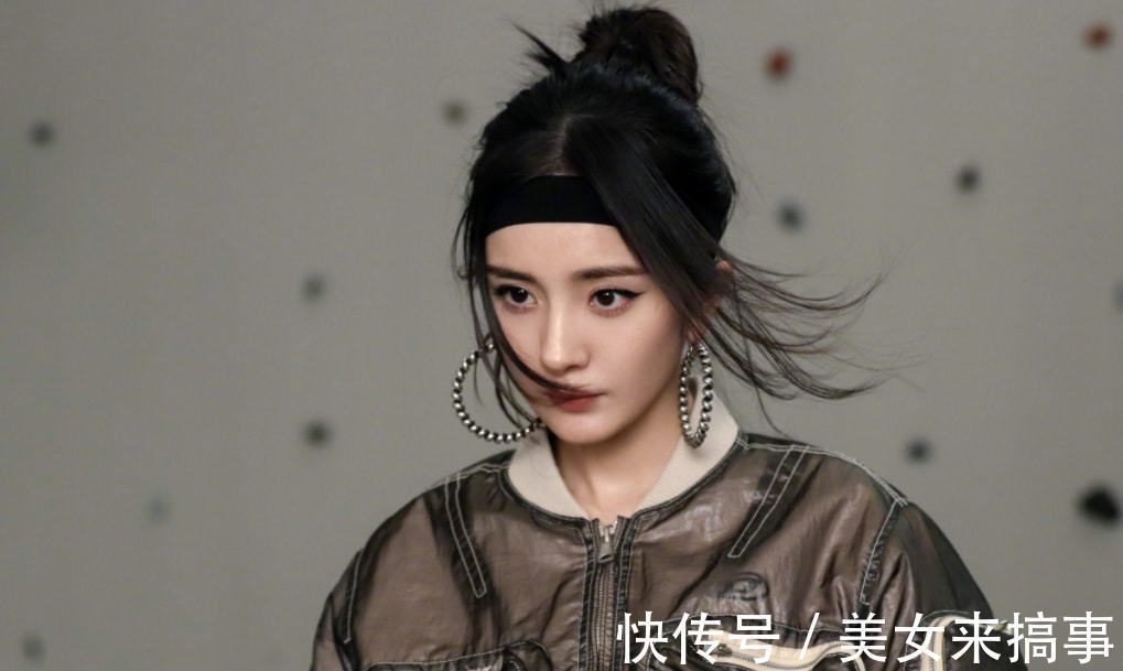 杨幂新综艺路透曝光,一头浅蓝发挑染太抢眼,王者竟达荣耀69星