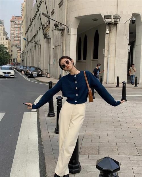 最近火了一种裤子，它叫“香烟裤”，搭配大衣，连气质都变高级了