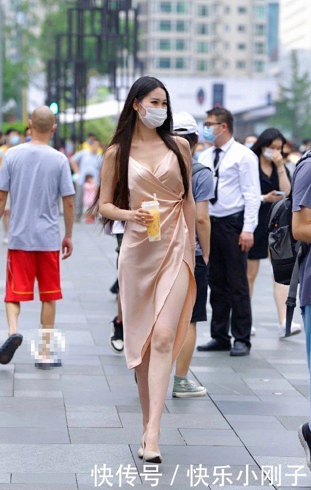 搭配|辣妈你这搭配真是没话说，明艳端庄，气质迷人！