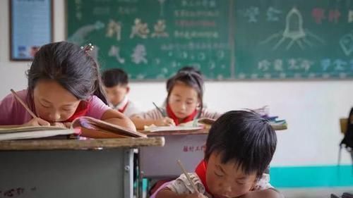 骨骼|8岁男孩饮食丰富,却不见长个,3种“偷走”身高的食物要少吃