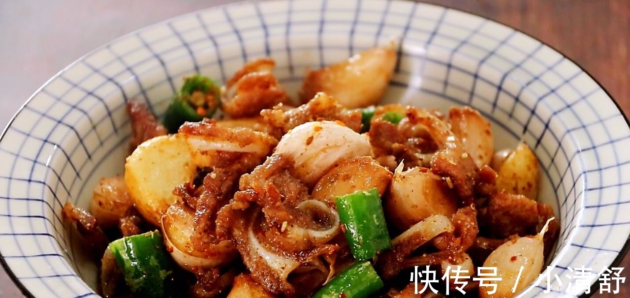 大蒜头|一盘大蒜,2块猪脆骨,先炸后炒,简单两步就能搞定,好吃不难做