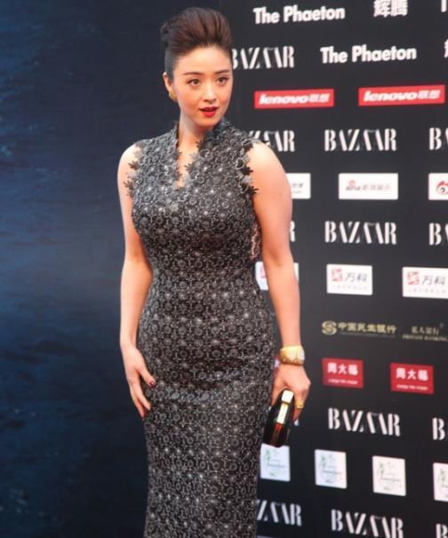 凹凸有致|时尚穿搭,凹凸有致、尽显成熟性感的女人味