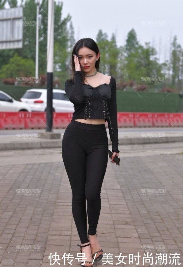 紧身裤|今年流行的紧身裤,搭配性感露脐上衣,成为街上的亮点