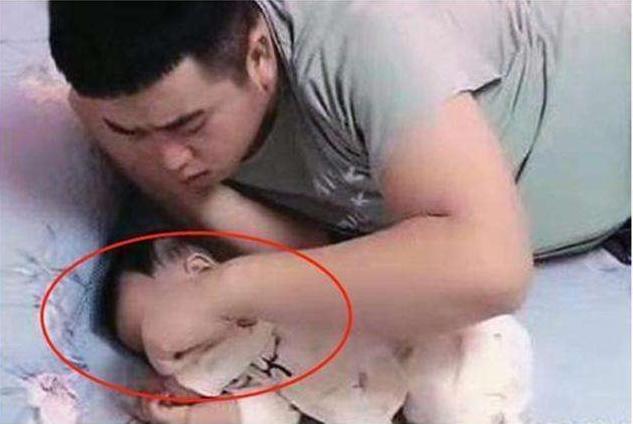 家庭和睦|“最无奈宝宝”走红,爸妈在吃饭时被晾一边,网友:家长太大意