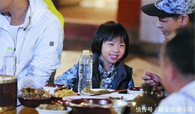 家长|“最可怜宝宝”火了，父母吃烧烤嫌孩子碍事，把娃装进包放凳上