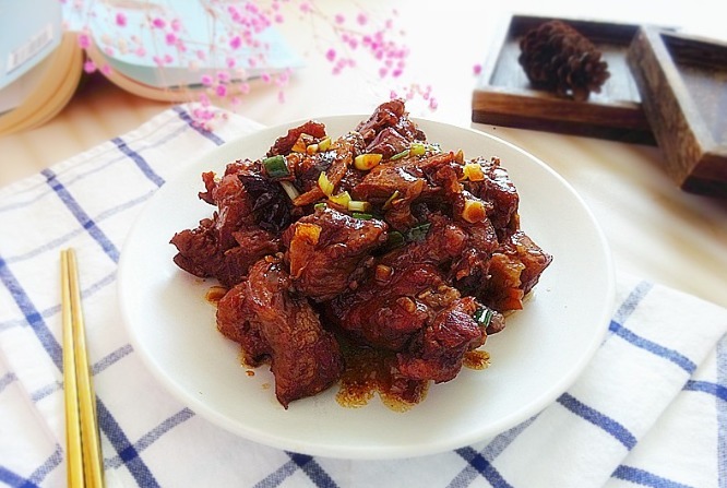 这个方法焖排骨,百吃不厌,不加一滴水,鲜香软烂又入味,特香