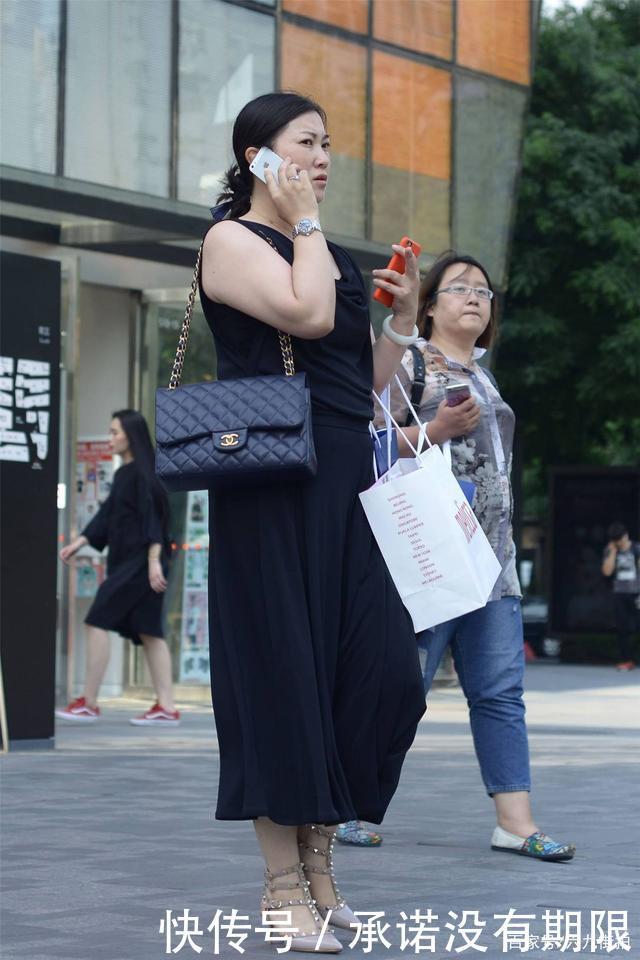 漂亮的连衣裙，要有一双高跟鞋来衬托，要选择