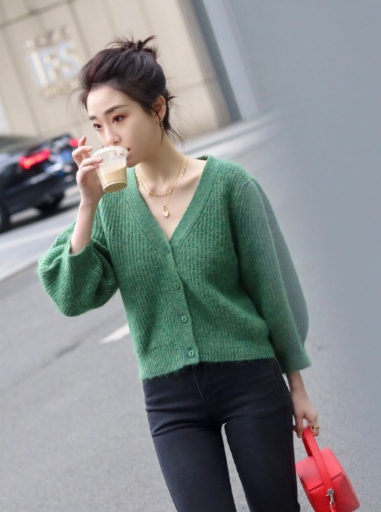 下图 今年流行“毛衣+牛仔裤”,不光保暖舒适,普通人穿了简约又洋气