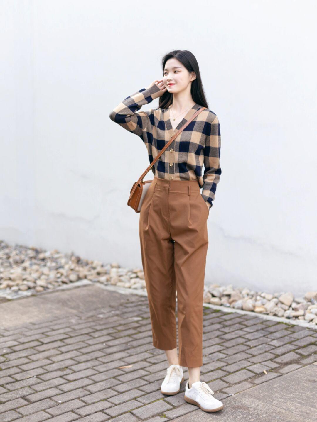 穿搭|冬天想要穿出甜美可爱风,少不了一件米白色毛衣的搭配,搭配卡其色半身裙,更加温柔!