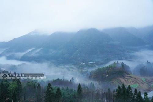 广西全州：天湖景区雨后云雾缭绕如仙境(组图)