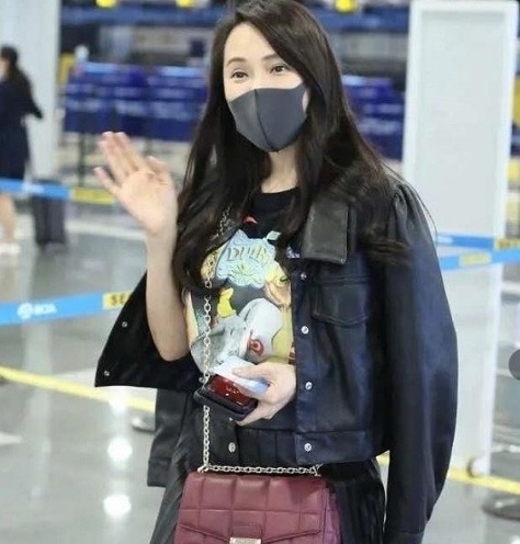 动漫|53岁伊能静不把自己当阿姨,动漫美衣配短裙,不惧衰老像个小姑娘