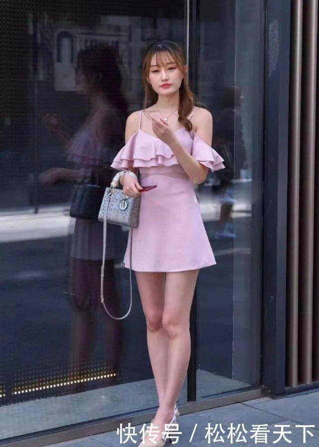 邻家小妹一身清甜吊带连衣裙打扮，清新可人，给人一种初恋的感觉