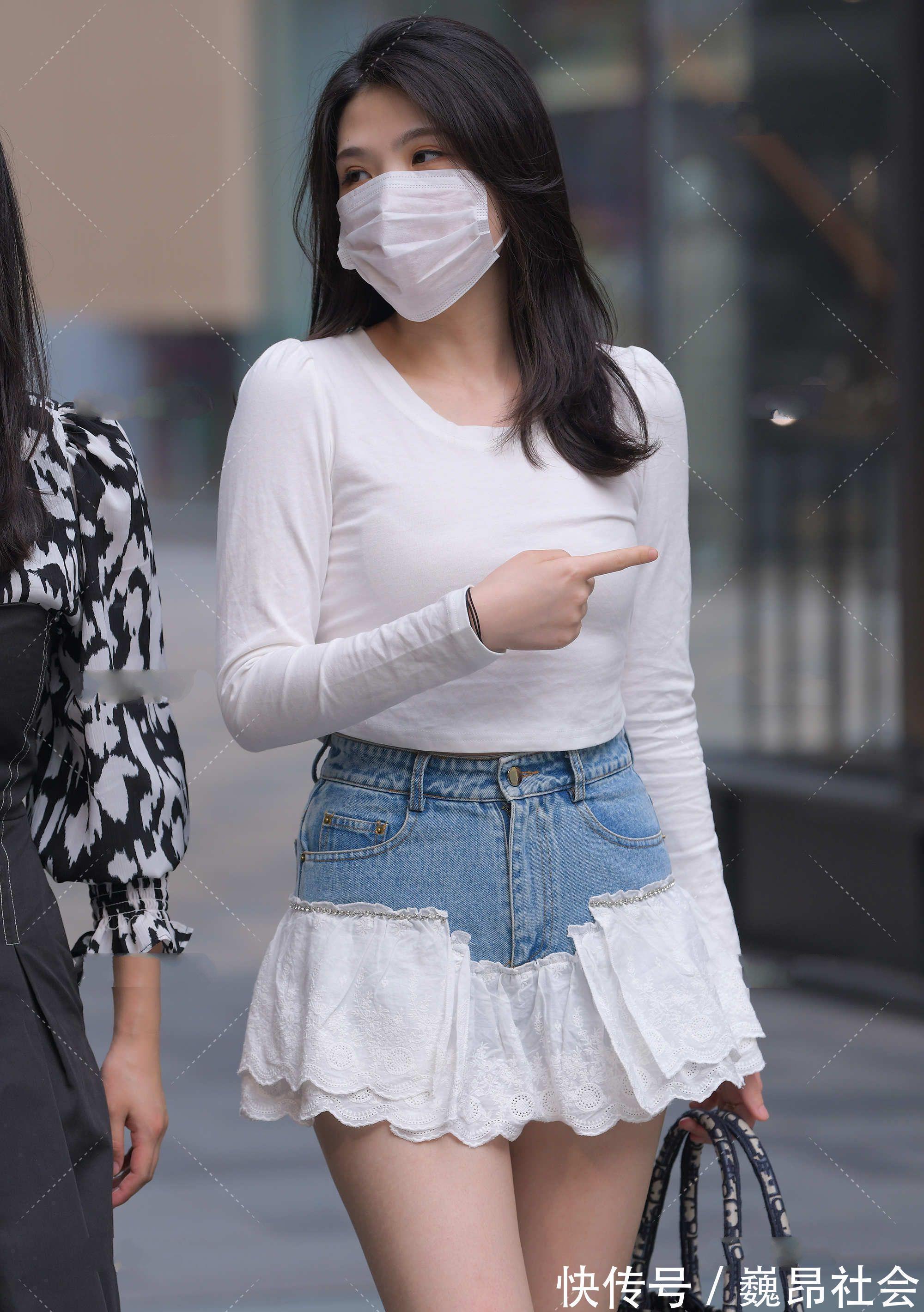 风格 时尚:短款上衣,搭配花边牛仔裙,清爽简约的同时又显可爱气质