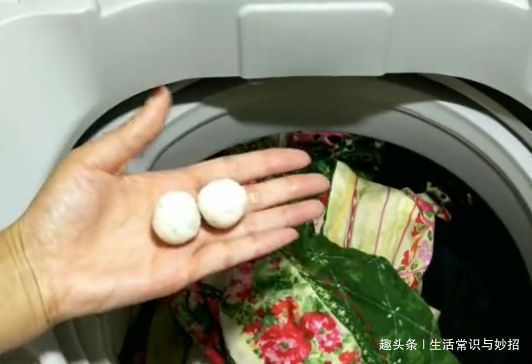 衣服太脏，别只会倒洗衣粉洗！撒上两颗“它”，衣服洁亮似新！