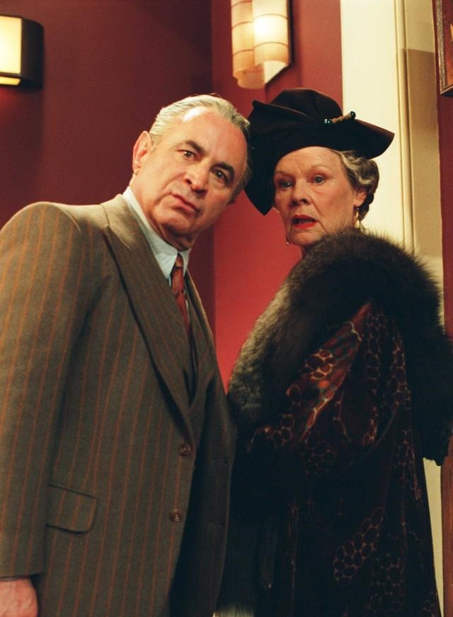 交待|《亨德森夫人的礼物》一个出卖自己同类的女人叛徒的正反两面