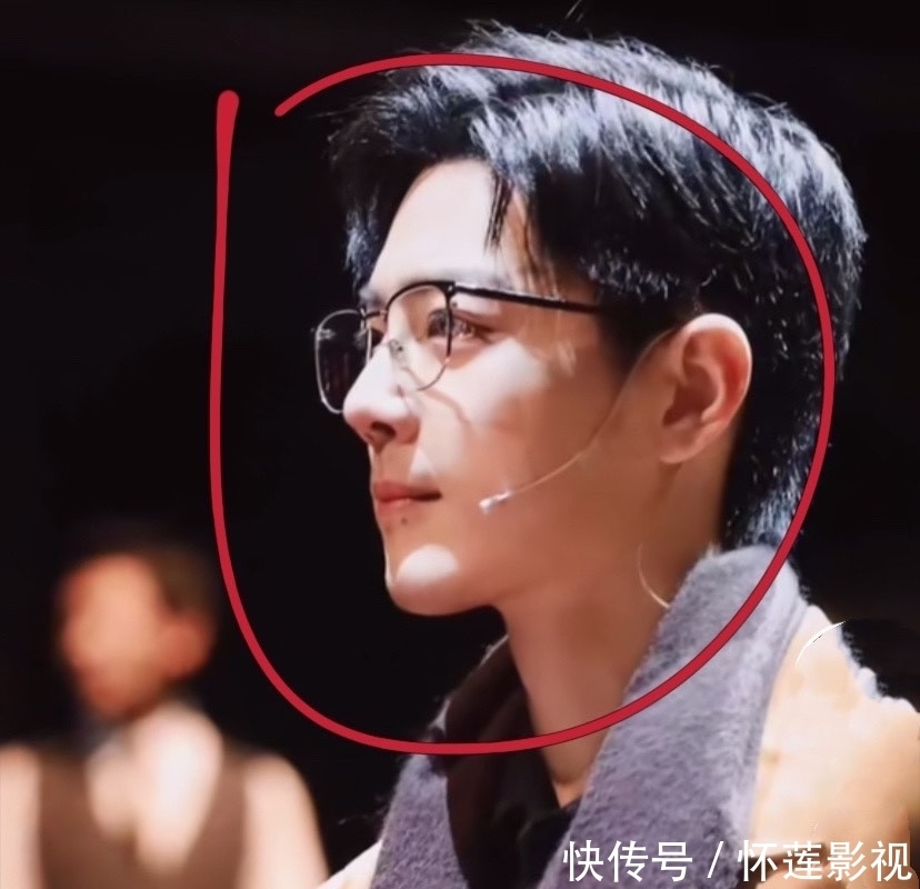 胡子|肖战青岛“话剧演出”现场哭了!眼睛哭得通红,为了角色留了胡子