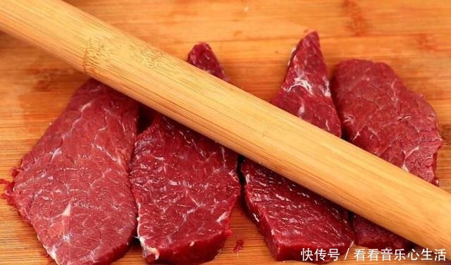 我家五花肉从不炒着吃,擀面杖一敲,筋道爽滑,每次上桌遭疯抢!