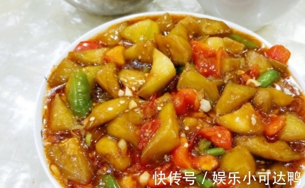 烧茄子|烧茄子时，最忌直接放油开始炒！大厨教你一招，茄子不发黑不吸油