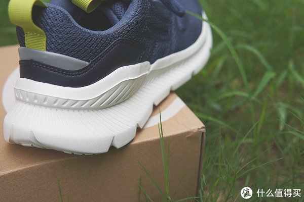 鞋底|跑起来不用太贵的装备，初跑者的入门选择——FREETIE城市轻跑鞋2