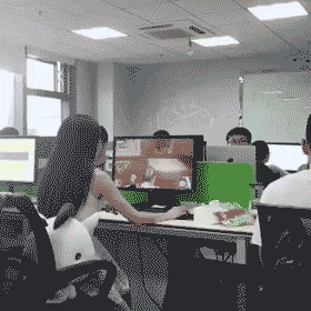 |搞笑GIF美女,你这样撩我容易出事你知道吗