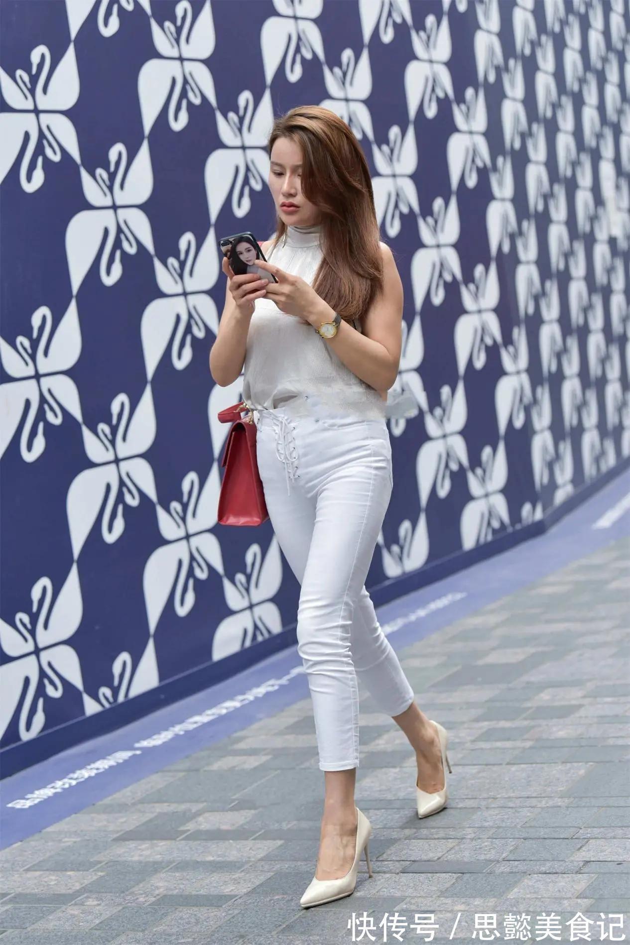 小姐姐 米白色挂脖衫搭配白色牛仔裤,清新优雅显气质,简约大气显精致