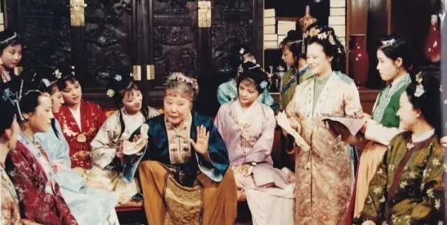 薛宝钗很优秀,为什么贾母不喜欢她呢?