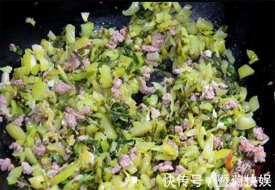 做法|老一辈腌酸菜的传统做法，不加盐三天就变酸，一年不烂，还不长毛