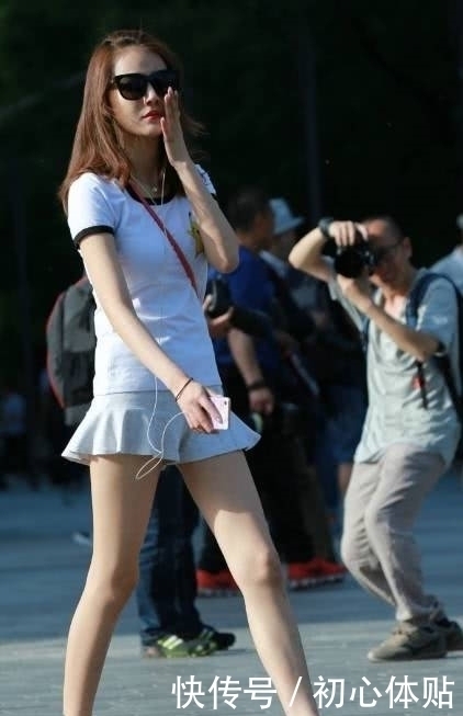 街拍:戴着墨镜,浅灰色超短裙的苗条性感小姐姐
