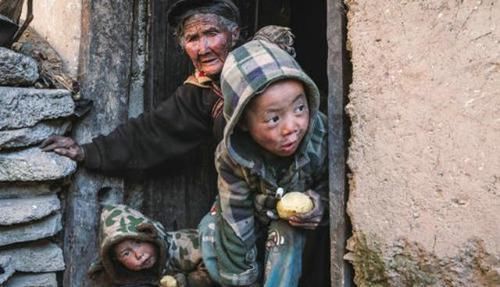 护士|第三胎从产房推出,孩子他爹气得转身叹气,护士不要性别歧视