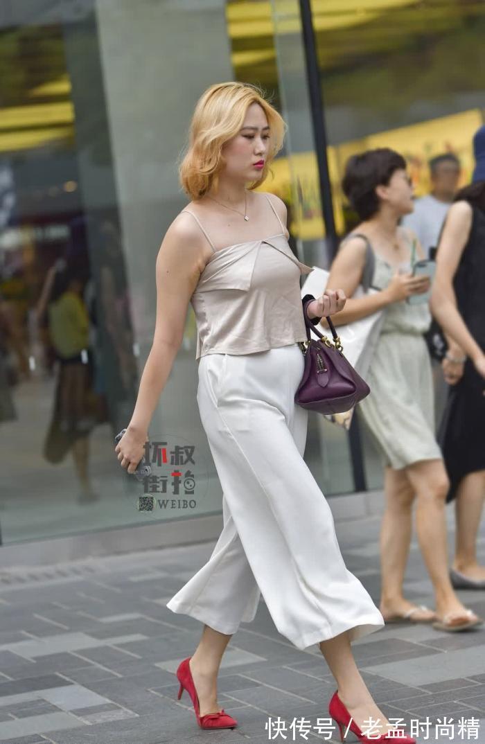 小姐姐 街拍:小姐姐的金发一般人驾驭不了,东方人还是黑头发看着顺眼