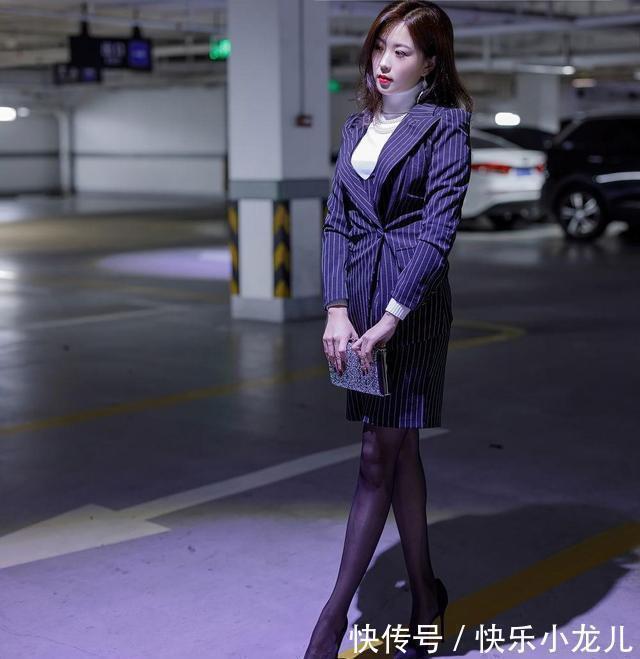 条纹 西装外套搭配马甲裙,身处职场的你一定不要错过这时尚干练的搭配