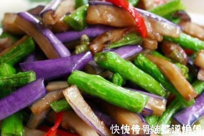 茄子炒软|炒茄子时，先放油就错了，饭店大厨教你1招，茄子不吸油还香嫩