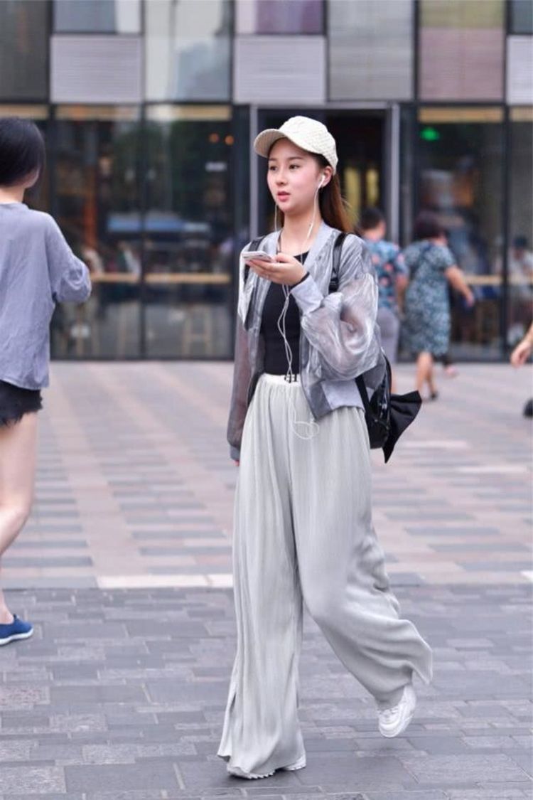 夏日|街拍：夏日穿搭追求时尚实用, 清凉雅致又防晒的单品, 让人不得不爱