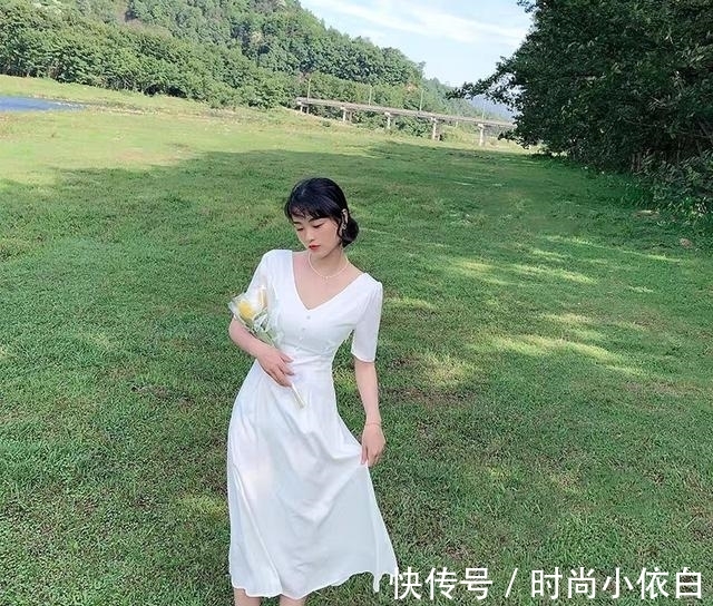 fendi|赌王四太年轻时真风光!左手翡翠戒指右手小金表,圆脸卷发太迷人