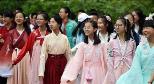 学生们$将校服换成汉服为啥行不通?无外乎这3个原因,呼声大也没办法