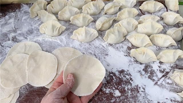 包白菜饺子，有人焯水，有人直接包，大厨：全不对，教你正确做法