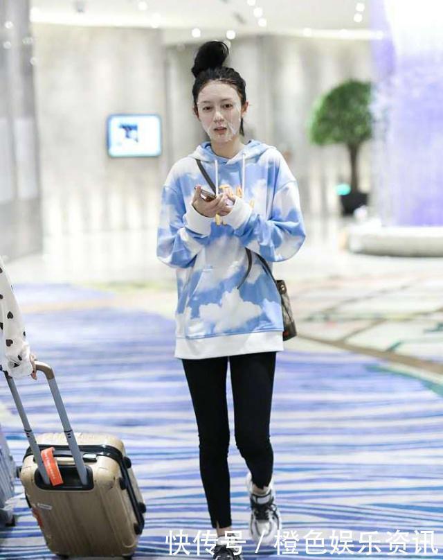 面膜|傅菁现身酒店,边走路边敷面膜,是精致女孩没错