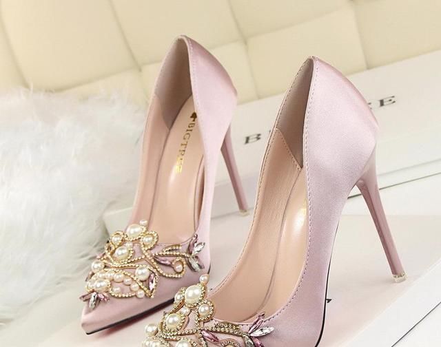 鞋型|矮个子不一定非要穿高跟鞋,今年流行这3双显高鞋,不累脚还时髦