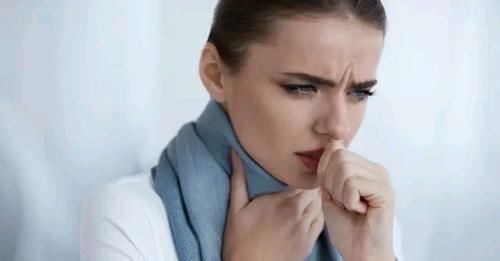 总感觉喉咙里有痰，却一直咳不出来，怎么办？不妨试试这4个方法