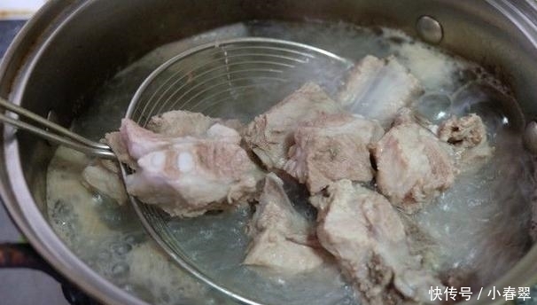 时别|炖排骨时别浪费,锅里可以蒸花卷,咬一口满嘴排骨香