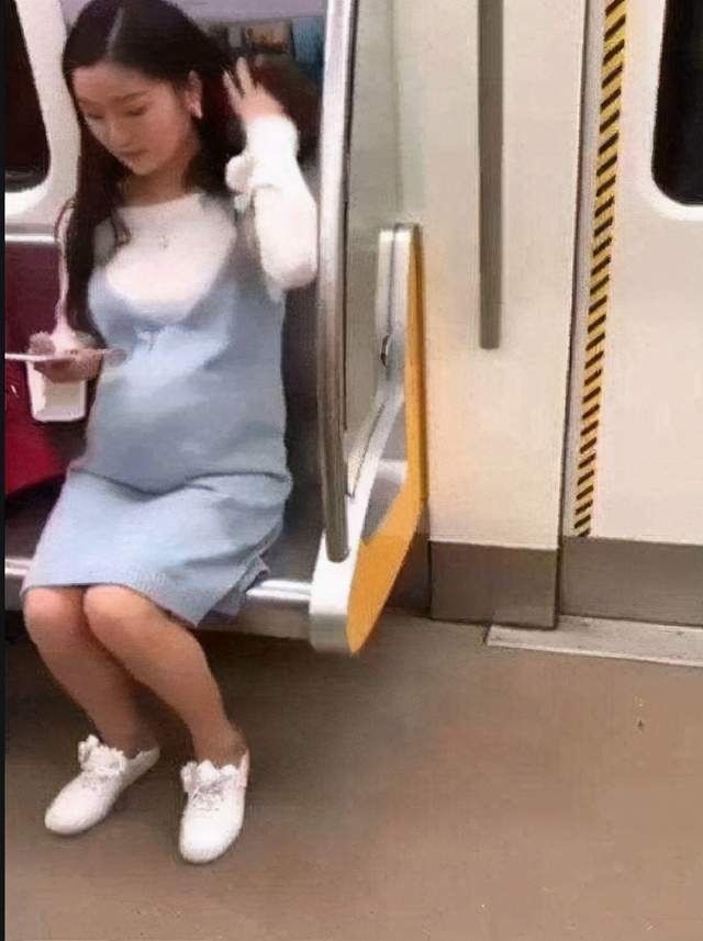 地铁|孕妈在地铁上被逼让座,一波三折后,小学生的话让众人羞愧