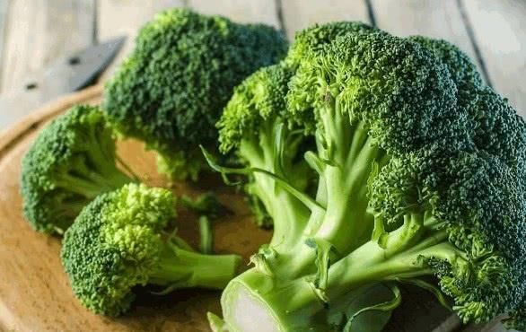 西蘭花雖好，2種人最好少吃，會損害身體健康！